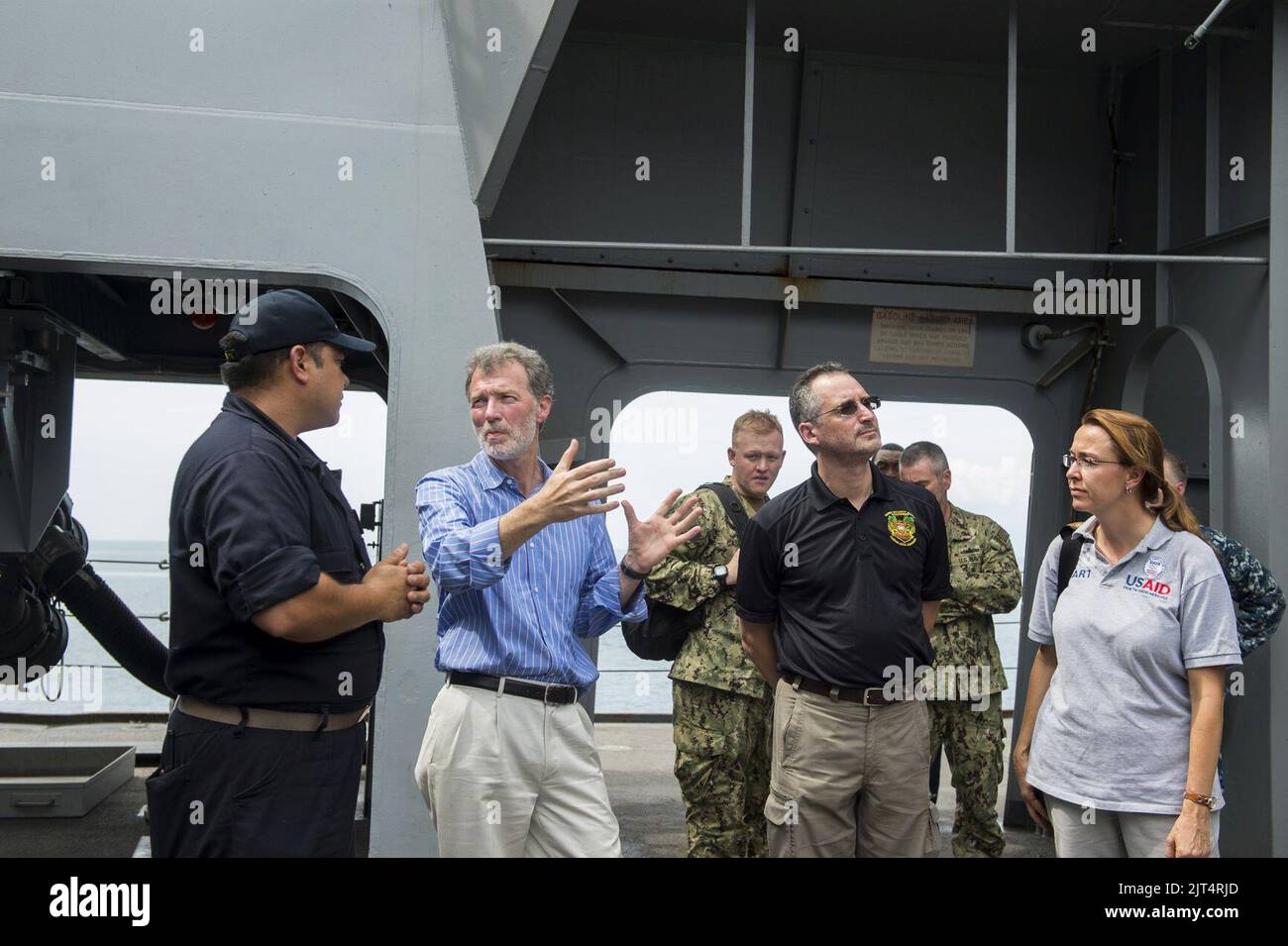 Ambasciatore degli Stati Uniti ad Haiti Peter F. Mulrean tours USS Mesa Verde. (30203082416). Foto Stock