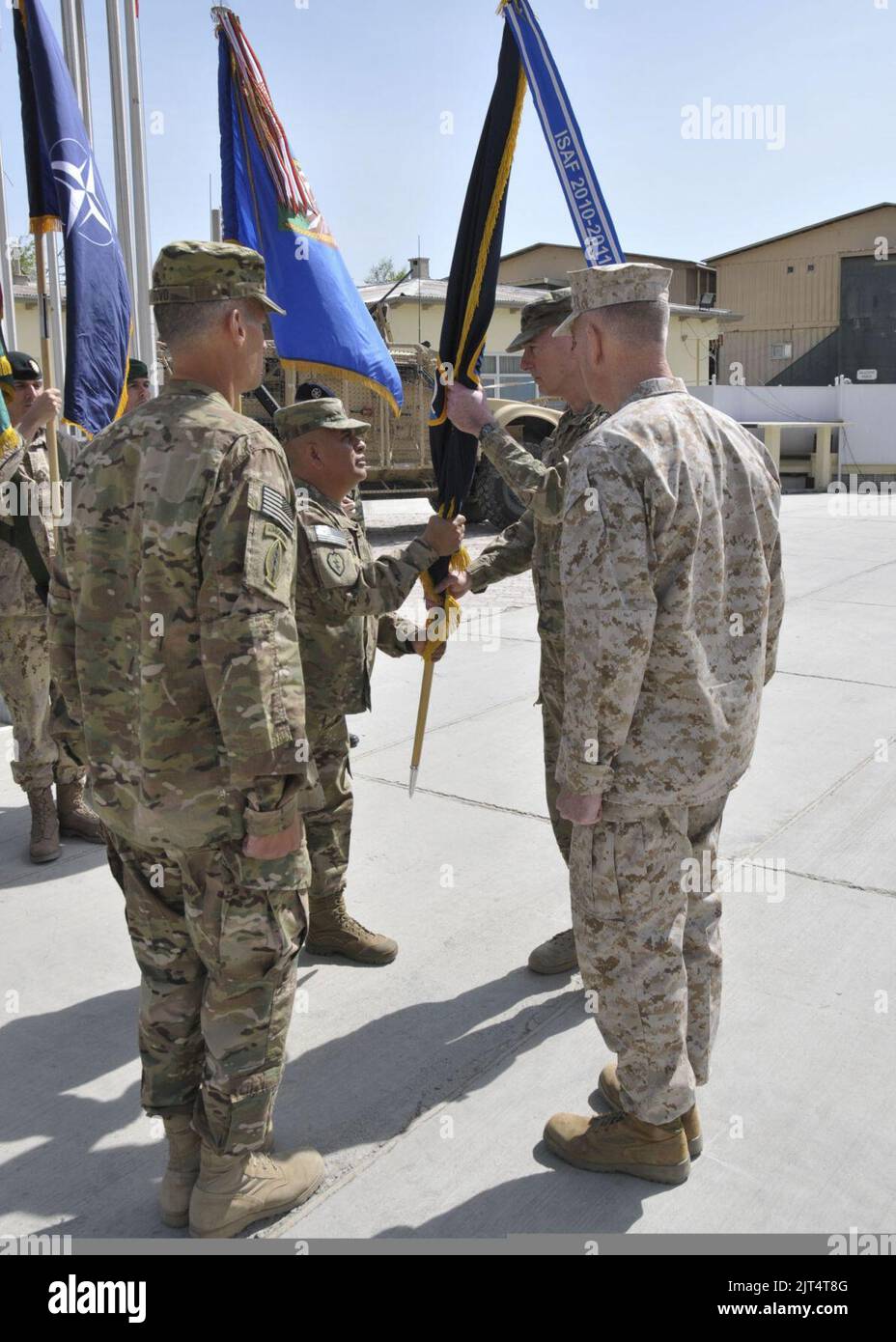 Comando dell'esercito degli Stati Uniti Sgt. Il centro di sinistra del Major, con la missione di addestramento della NATO-Afghanistan (NTM-A) e il comando combinato di transizione della sicurezza-Afghanistan (CSTC-A), consegna la bandiera di comando NTM-A alle 130402 in uscita Foto Stock