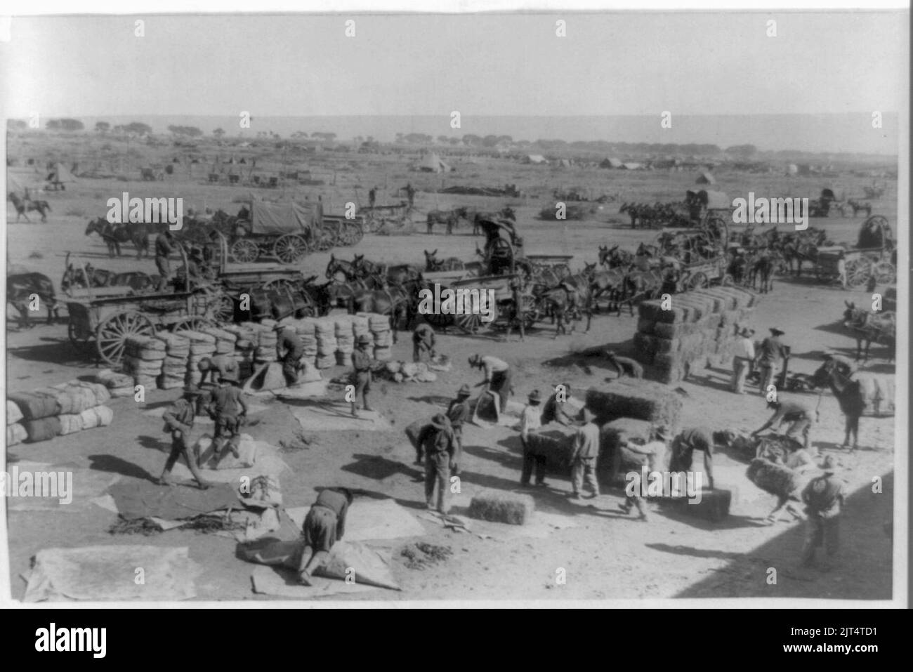 Spedizione punitiva dell'esercito degli Stati Uniti dopo Villa, Colonia Dublino, Messico, 1916. Quartier generale americano - scarico di forniture dal treno messicano che è venuto da Juarez al confine Foto Stock