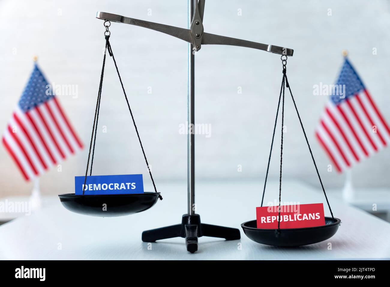 La vittoria dei repubblicani alle elezioni negli Stati Uniti d'America. Scala con i nomi dei partiti statunitensi. Il concetto di elezioni. Foto Stock