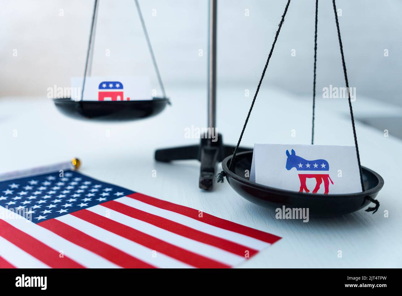 La vittoria dei democratici nelle elezioni negli Stati Uniti d'America. Scala con i nomi dei partiti statunitensi. Il concetto di elezioni. Foto Stock