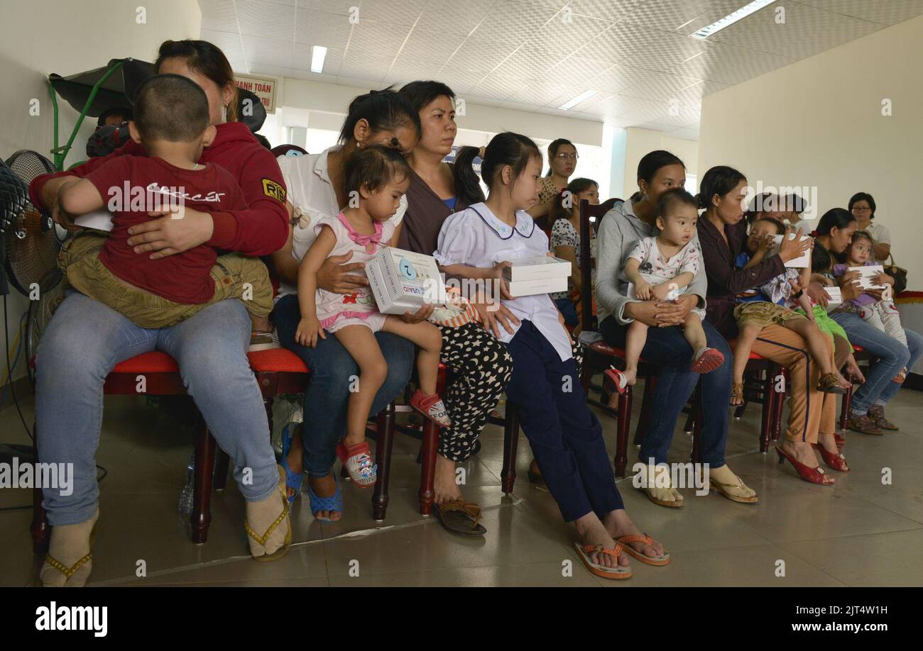 La delegazione del Congresso degli Stati Uniti partecipa a un evento di distribuzione di carrozzine e apparecchi acustici a Danang (13941352981). Foto Stock