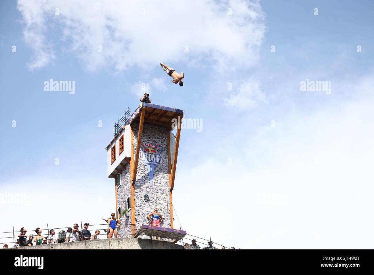 L'atleta è visto durante la gara finale di Red Bull Cliff Diving a Stari Most (vecchio ponte) alto 21m, a Mostar, Bosnia-Erzegovina il 27 agosto 2022. Per la settima volta dal 2015 i migliori subacquei del mondo hanno mostrato le loro abilità da Stari Most con la tradizione subacquea che risale a secoli fa nel centro storico di Mostar. Foto: Denis Kapetanovic/PIXSELL Foto Stock