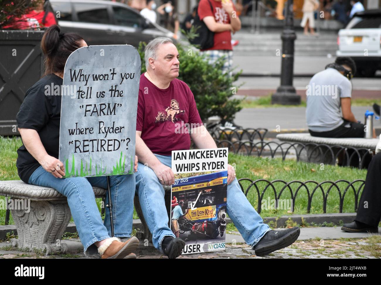 New York, New York, Stati Uniti. 27th ago, 2022. I partecipanti al Rally che tengono cartelli anti-abuso di animali davanti alla fontana Pulitzer a Manhattan per chiedere la fine dell'abuso di carrozza a cavallo a New York il 27 agosto 2022. (Credit Image: © Ryan Rahman/Pacific Press via ZUMA Press Wire) Foto Stock