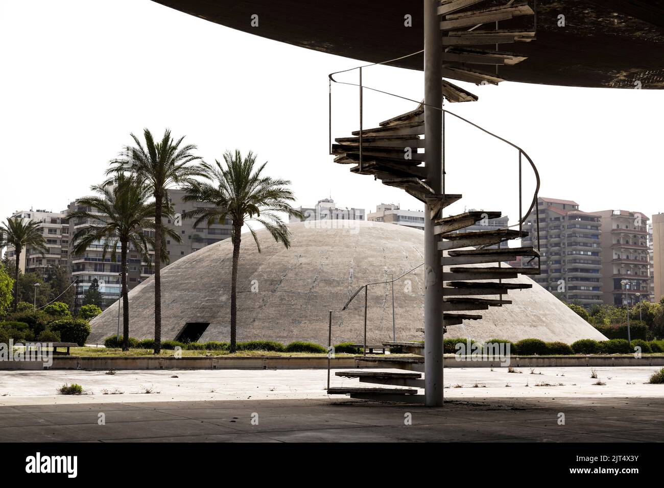 L'architetto Oscar Niemeyer ha progettato gli edifici per il centro fieristico internazionale Rashid Karami di Tripoli, ma i lavori di costruzione non sono mai stati completati a causa dello scoppio della guerra civile. Tripoli, Libano Foto Stock