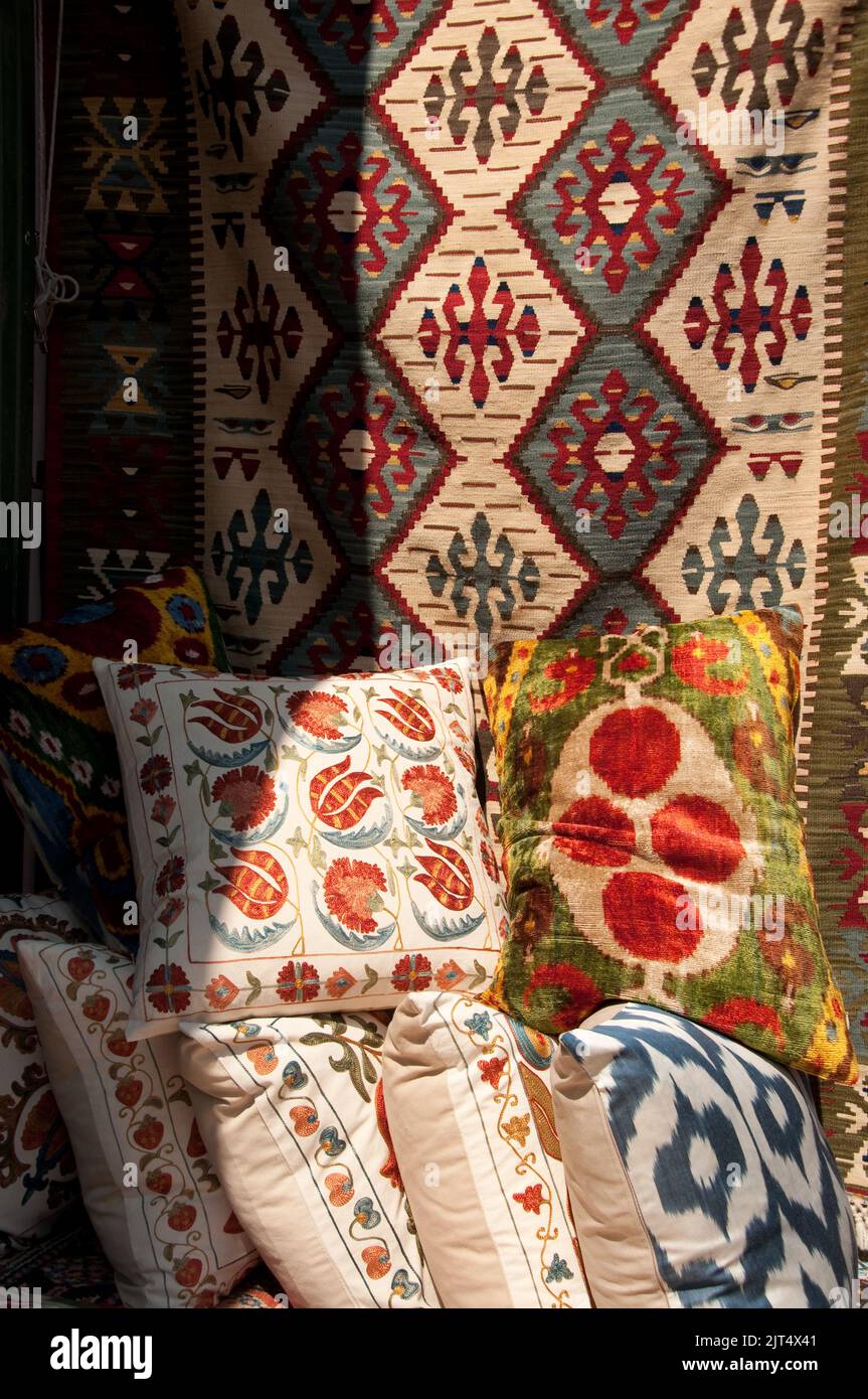 Persiano Carpet Shop and Stall, mercato di Portobello Road, Portobello Road, Londra, Regno Unito Foto Stock