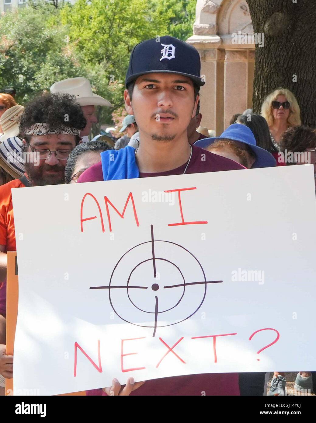 Austin, Stati Uniti. 27th ago, 2022. La gente partecipa ad una dimostrazione per cercare l'aumento di età per le vendite di AR-15 ad Austin, Texas, Stati Uniti, 27 agosto 2022. Centinaia di dimostranti, tra cui più di una dozzina di familiari della scuola di Uvalde che sparano vittime, si sono riuniti qui sabato chiedendo all'aumento dell'età minima di acquistare fucili in stile AR-15. Inoltre, hanno chiesto che lo stato del Texas, nel centro meridionale degli Stati Uniti, intraprenda più azioni per frenare la violenza delle armi. Credit: Bo Lee/Xinhua/Alamy Live News Foto Stock