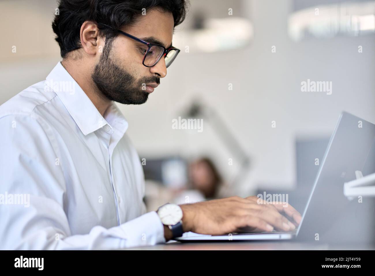 Business man indiano software engineer utilizzando computer portatile che lavorano in ufficio. Foto Stock
