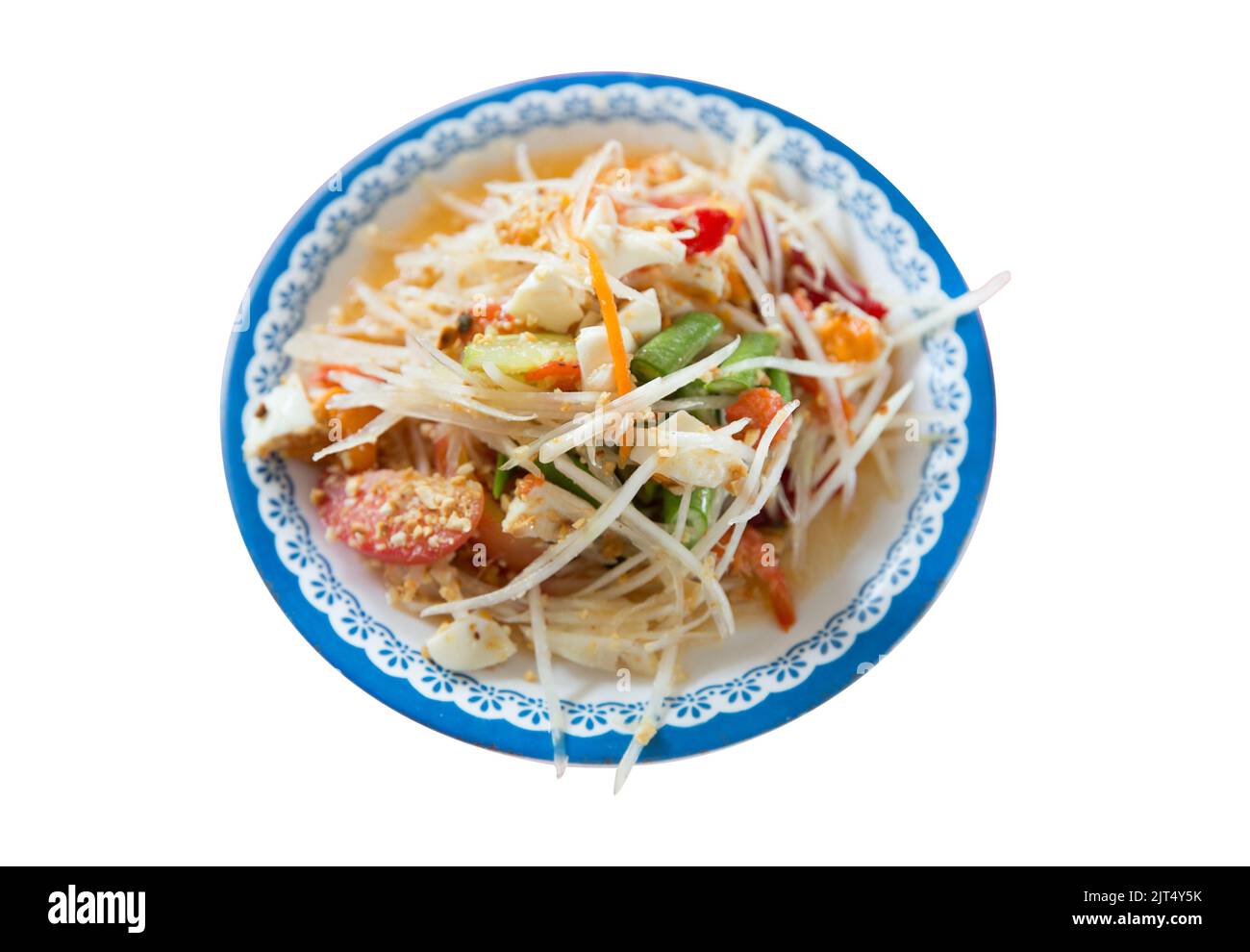 Tagliate a fette di insalata di papaya piccante in stile thailandese con uova salate a fette su bianco isolato. Foto Stock