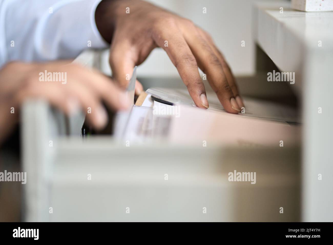 Mani maschili che cercano i file di documenti aziendali nel cassetto dell'archivio. Foto Stock
