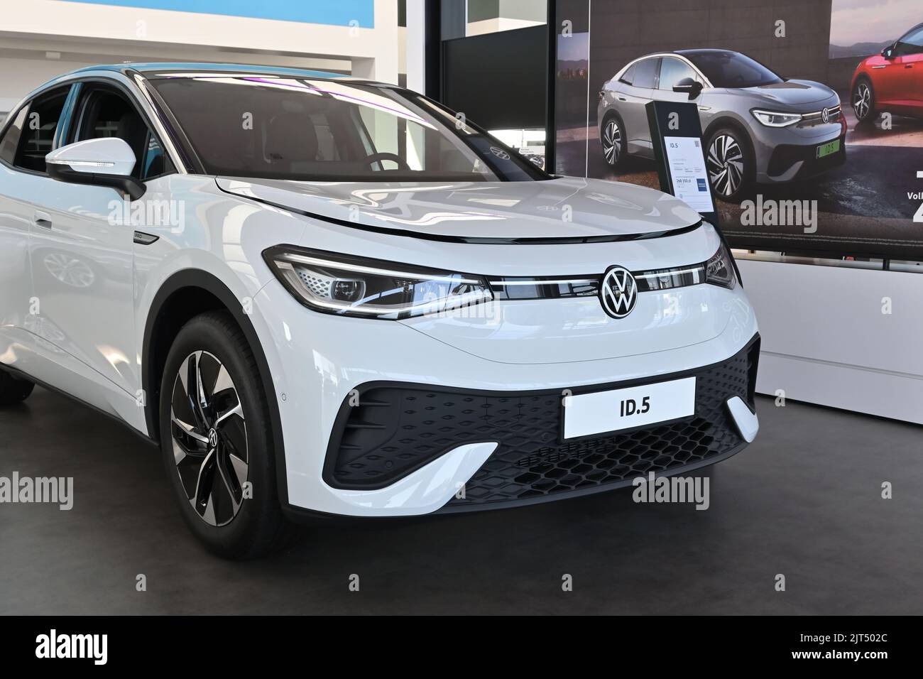 Danzica, Polonia - 27 agosto 2022: Presentato il nuovo modello di Volkswagen ID.5 nello showroom automobilistico di Danzica Foto Stock