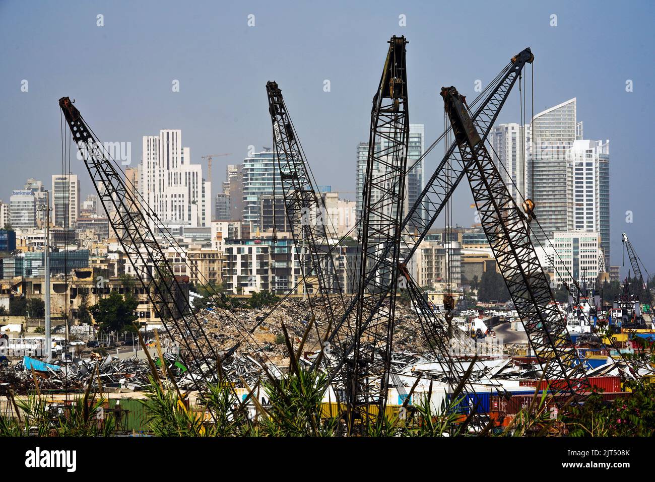 Beirut, Libano: I grattacieli del moderno centro di Beirut possono essere visti dietro le gru e i detriti della massiccia esplosione che ha devastato 2.750 tonnellate di nitrato di ammonio immagazzinato nel porto della città il 8/4/2020 Foto Stock