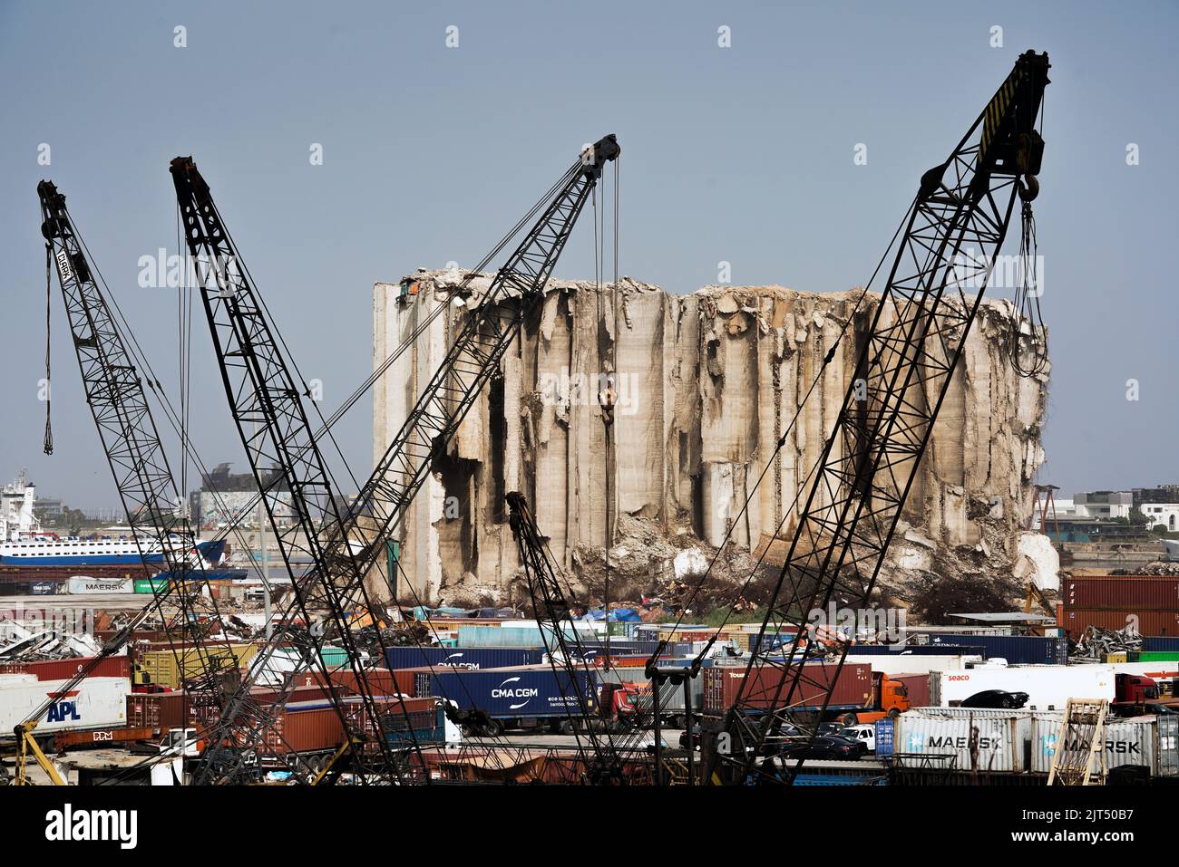 Beirut, Libano: Distrutto silos di grano dietro gru e detriti a causa della massiccia esplosione di 2.750 tonnellate di nitrato di ammonio immagazzinato nel porto della città il 8/4/2020 Foto Stock