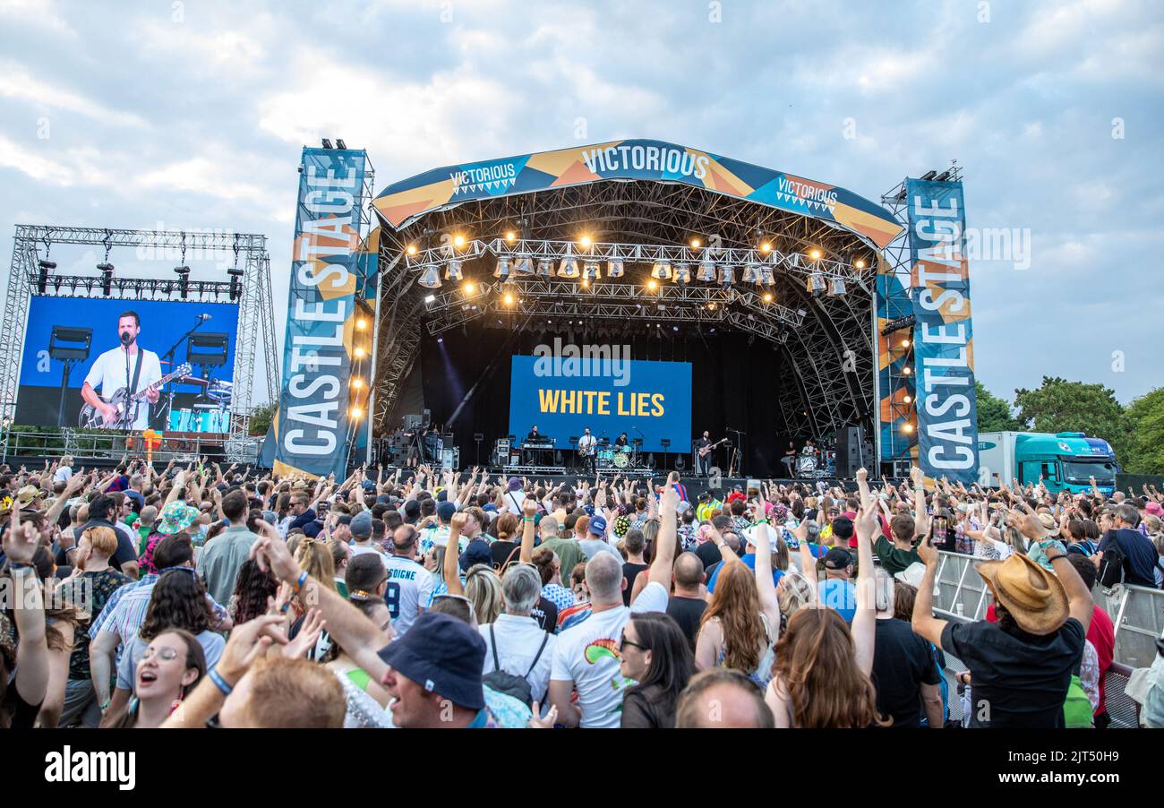 White Lies si esibisce al Victorious Festival 2022. Southsea comune. 27 agosto 2022. Credit: Alamy Live News/Charlie Raven Foto Stock