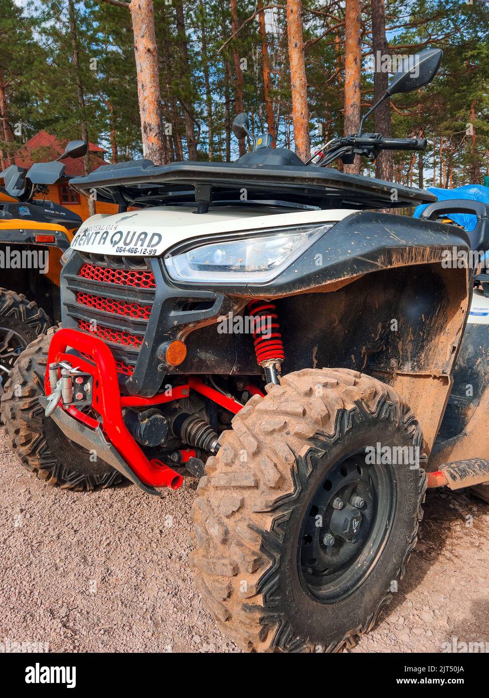 Divcibare, Serbia - 19 aprile 2022: Noleggio di veicoli fuoristrada ATV o quad presso la popolare destinazione di viaggio in montagna serba Foto Stock