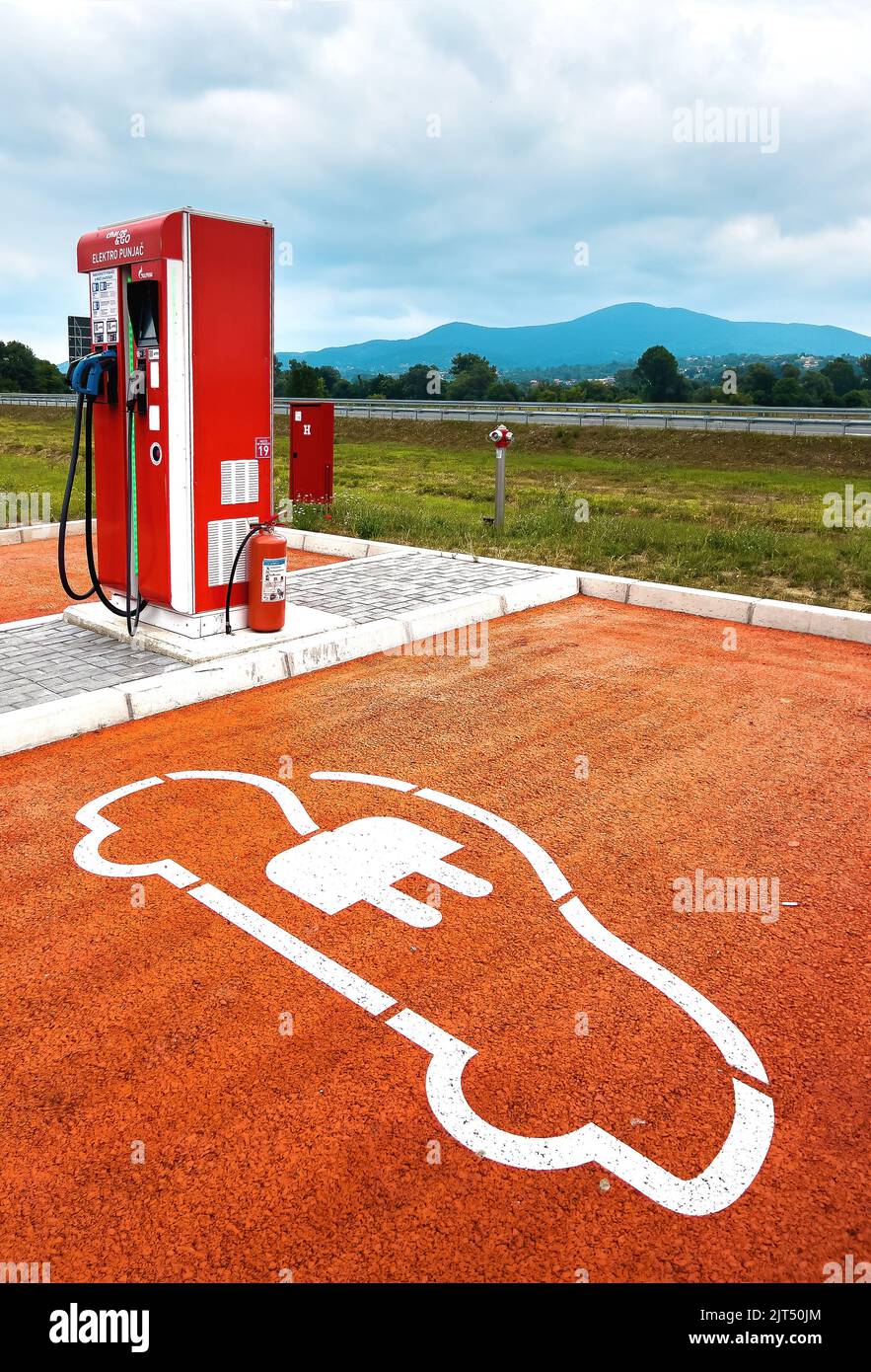 Cacak, Serbia - 8 luglio 2022: Stazione di ricarica per auto elettriche presso la stazione di servizio Gazprom sull'autostrada Milos Veliki, immagine editoriale Foto Stock