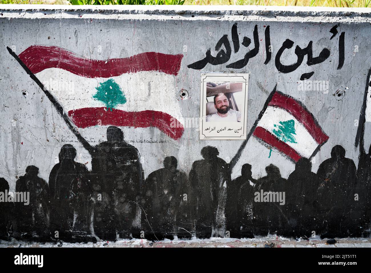 Beirut, Libano: Graffiti sul muro del porto con foto delle vittime della massiccia esplosione di 2.750 tonnellate di nitrato di ammonio immagazzinato nel porto della città che ha devastato il porto e parti della città il 08/04/2020 Foto Stock