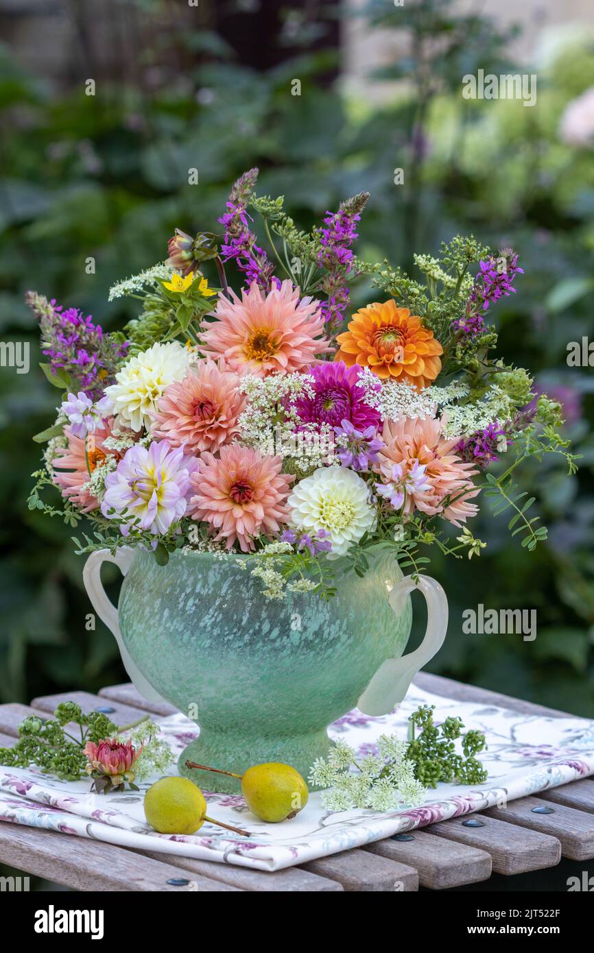 sistemazione con bouquet di fiori di dahlia, carote selvatiche e salvia di prato Foto Stock