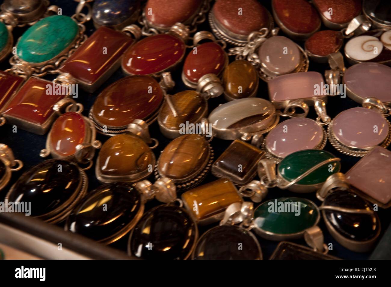 Jewellery Stall, mercato di Portobello Road, Londra, Regno Unito. Portobello Road è famosa per il suo mercato dell'antiquariato, ma ha anche frutta e verdura fresca e. Foto Stock