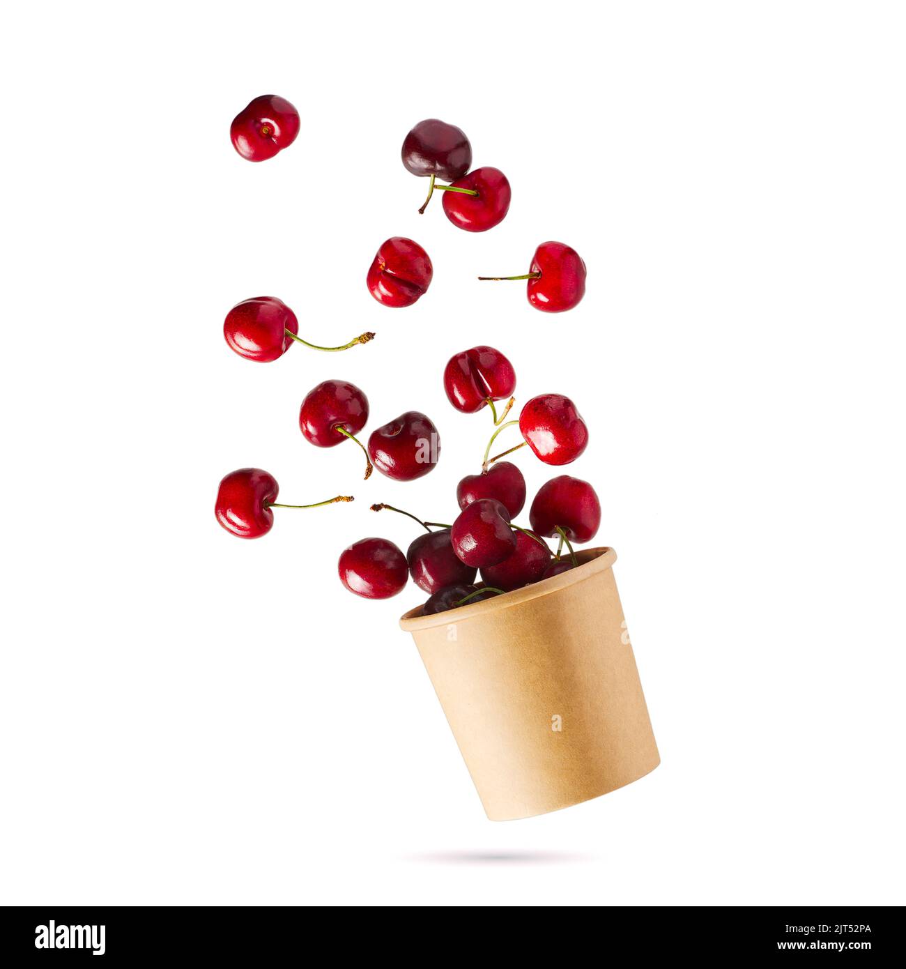 Ciliegie volanti isolate verticalmente come elementi di design della confezione. Fresco crudo cheery che cade nell'aria Foto Stock