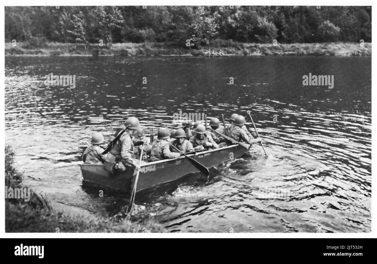 I soldati della fanteria statunitense dispiegano una nave d'assalto del M2 in Europa nella seconda guerra mondiale Foto Stock