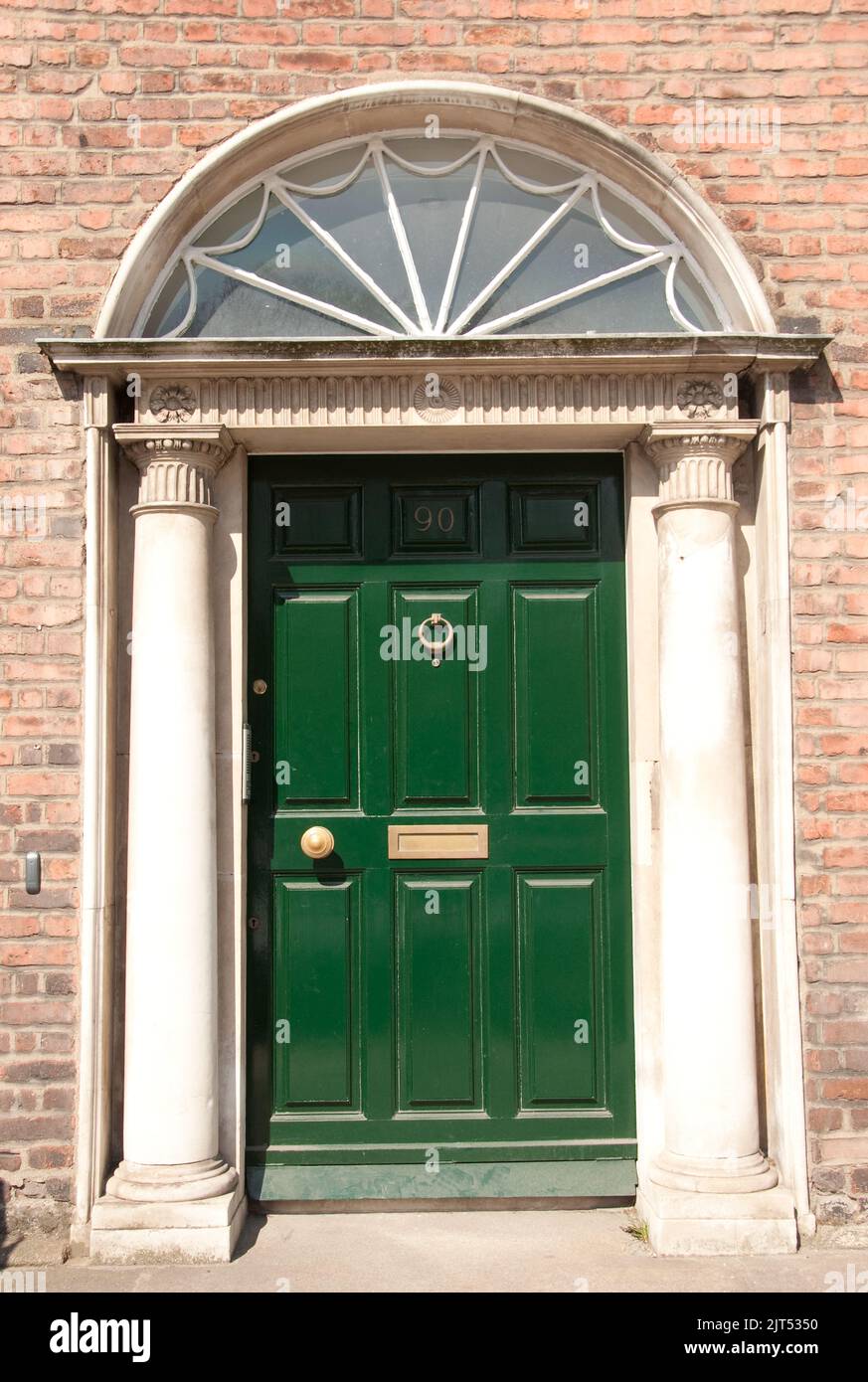 Porta, Dublino, Eire. Le porte degli edifici vittoriani di Dublino sono rinomate Foto Stock