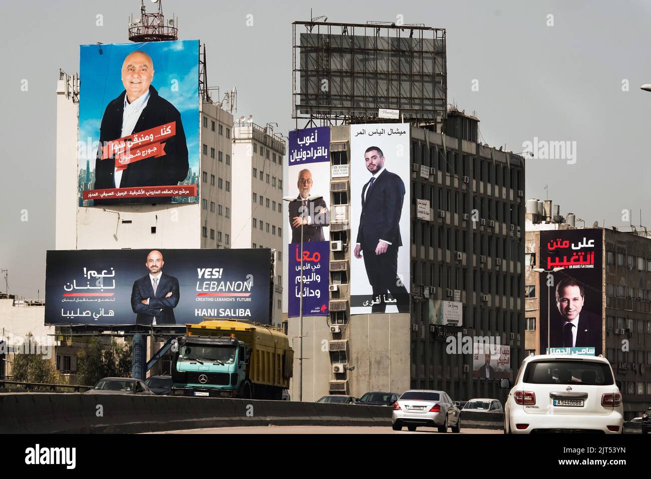 Beirut, Libano: Manifesti con i candidati per le elezioni parlamentari del 15 maggio 2022 sulle case della città Foto Stock