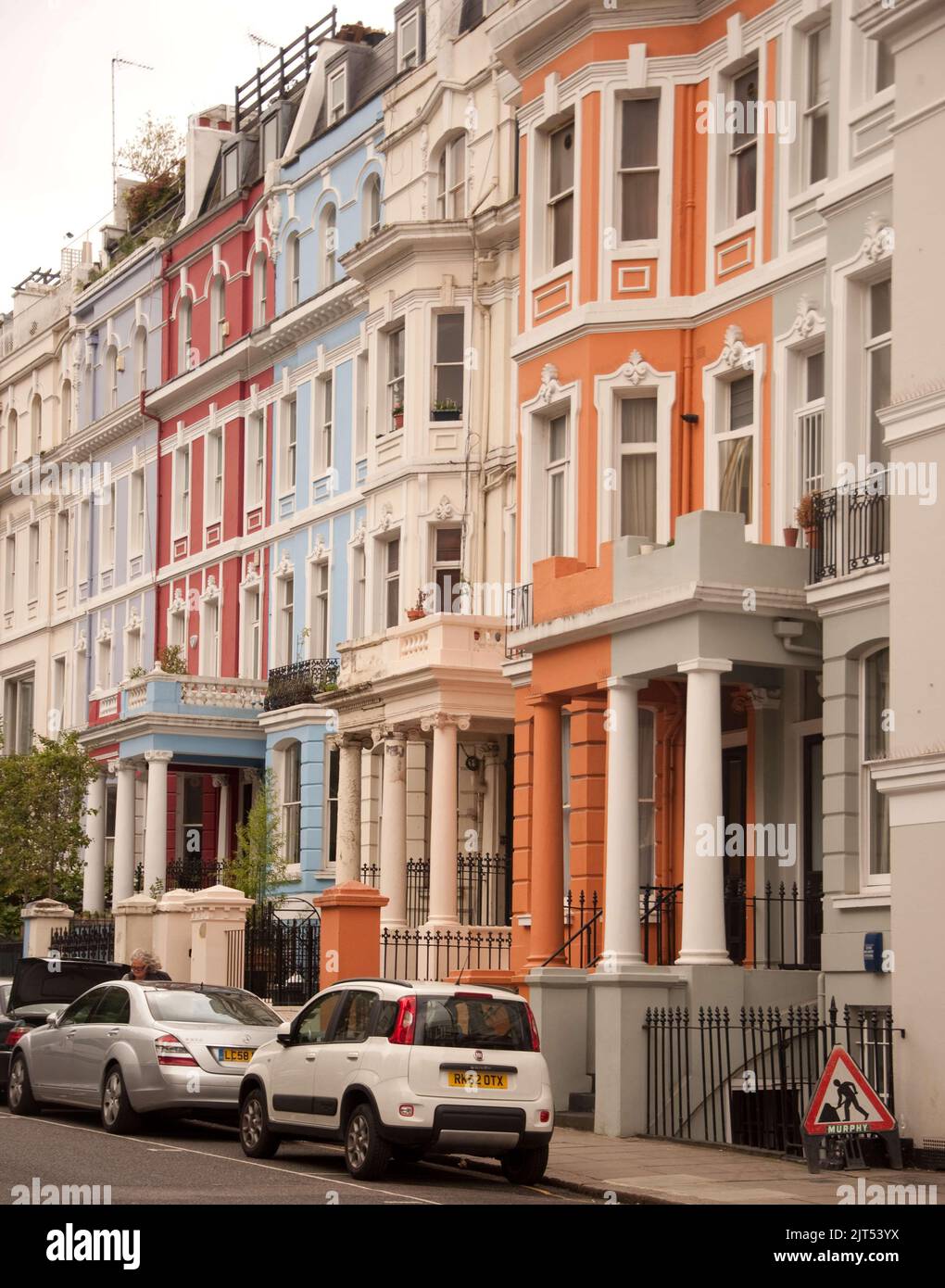 Case colorate, al largo di Portobello Rad, Londra, Regno Unito Foto Stock