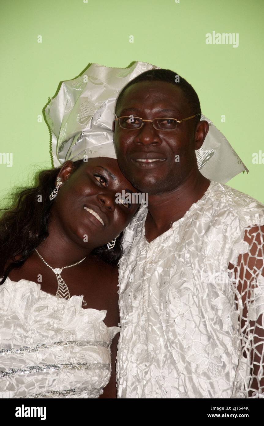 Coppia sposata di recente in abiti da sposa tradizionali, Monrovia, Liberia Foto Stock