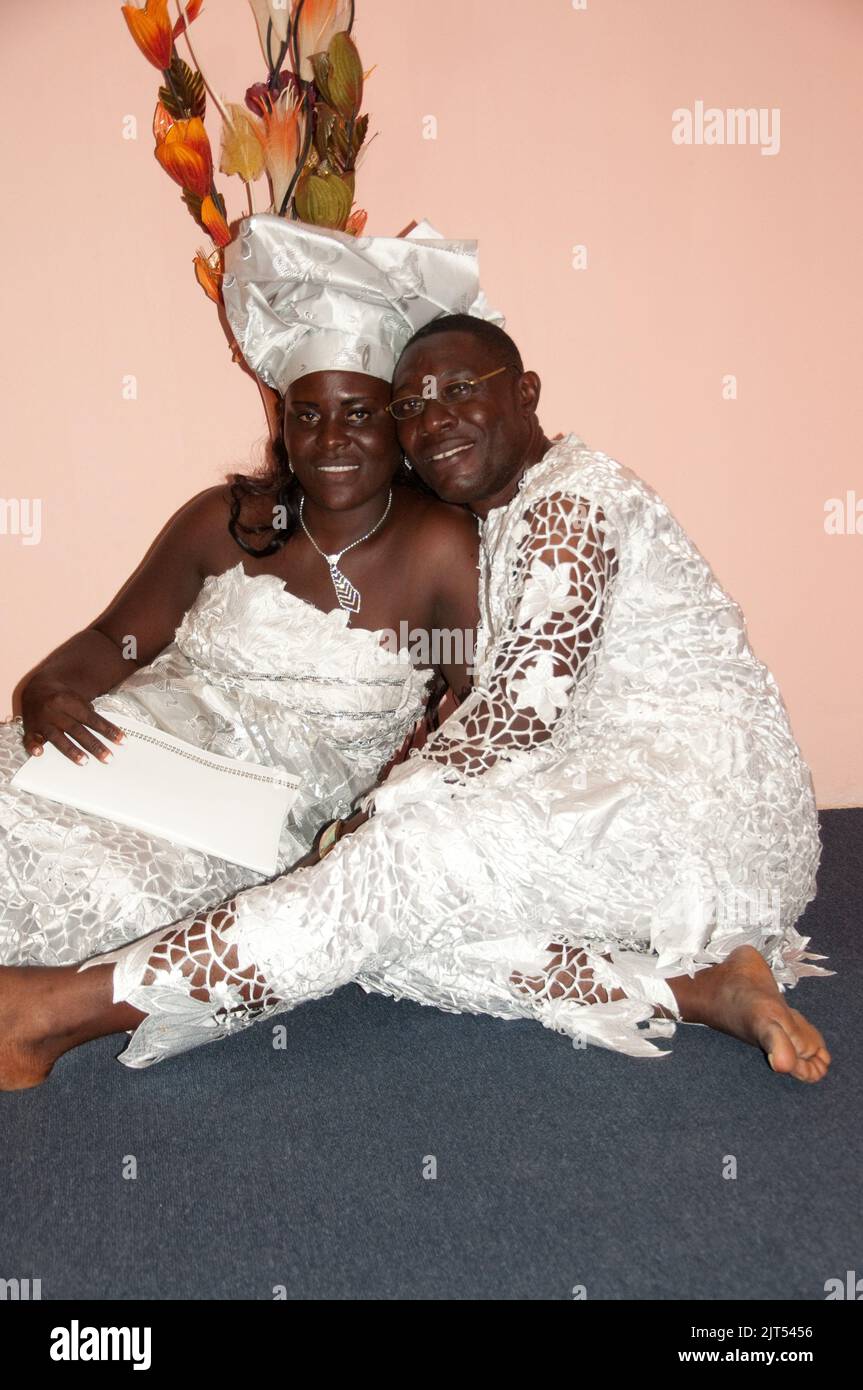 Coppia sposata di recente in abiti da sposa tradizionali, Monrovia, Liberia Foto Stock