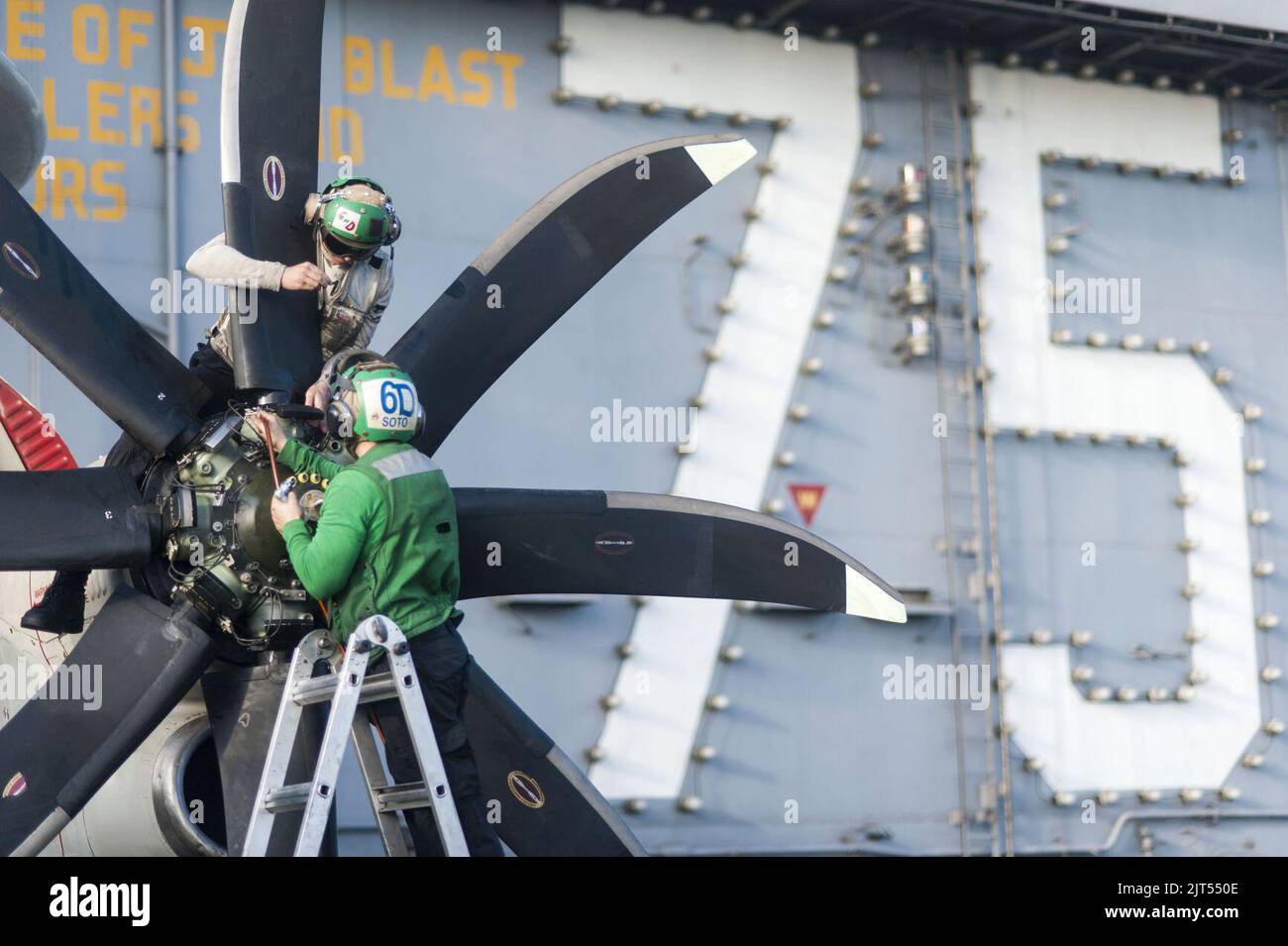 Il Mate 3rd Class della U.S. Navy Aviation Machinist e il Mate Airman dell'Aviation Machinist entrambi assegnati al Carrier Airborne Early Warning Squadron (VAW) 126, eseguono la manutenzione su un 140307 Foto Stock