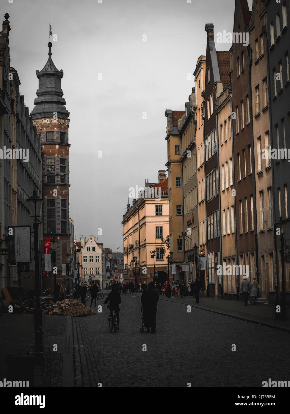 Uno scatto verticale della strada con i bei vecchi edifici. Danzica, Polonia. Foto Stock