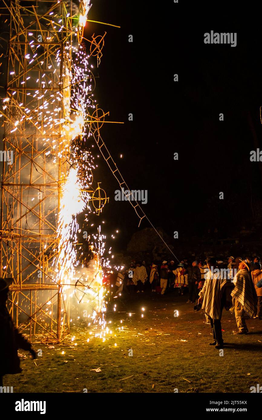 Un colpo verticale di persone raccolte intorno ai fuochi d'artificio durante il festival patronale dell'orpus Christi Foto Stock