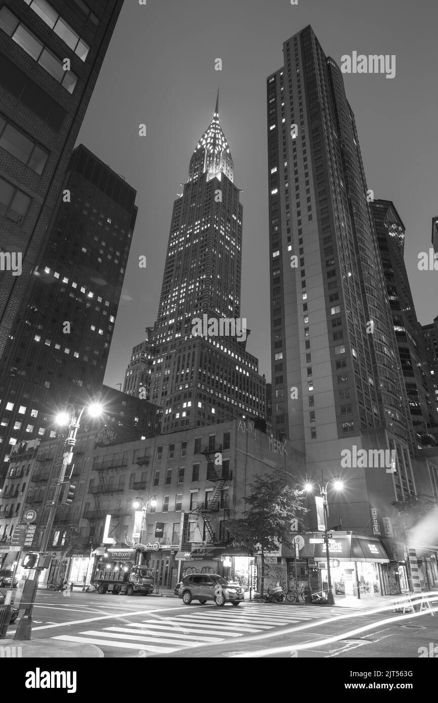 Una vista notturna del Chrysler Building a New York City, vista dalla Third Avenue a East 44th Street a Midtown Manhattan, N.Y., USA. Foto Stock