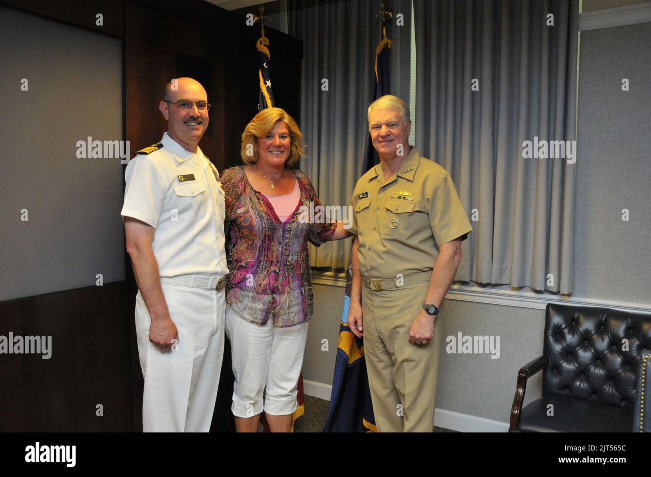 U.S. Navy Chief of Naval Operations ADM. Gary Roughead, a destra, si pone per una fotografia con un vincitore del premio USS John C. Stennis Leadership Award, a sinistra, e ospite durante la loro visita al Pentagono di Arlington, va 110708 Foto Stock