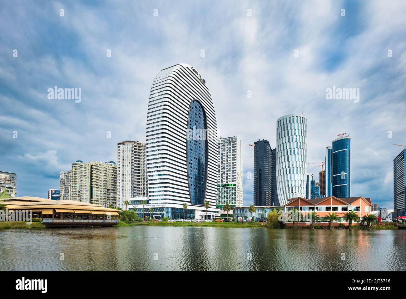 Batumi, Georgia - 2022 agosto: Skyline di Batumi con grattacieli, tra cui il caratteristico hotel Marriott. Foto Stock