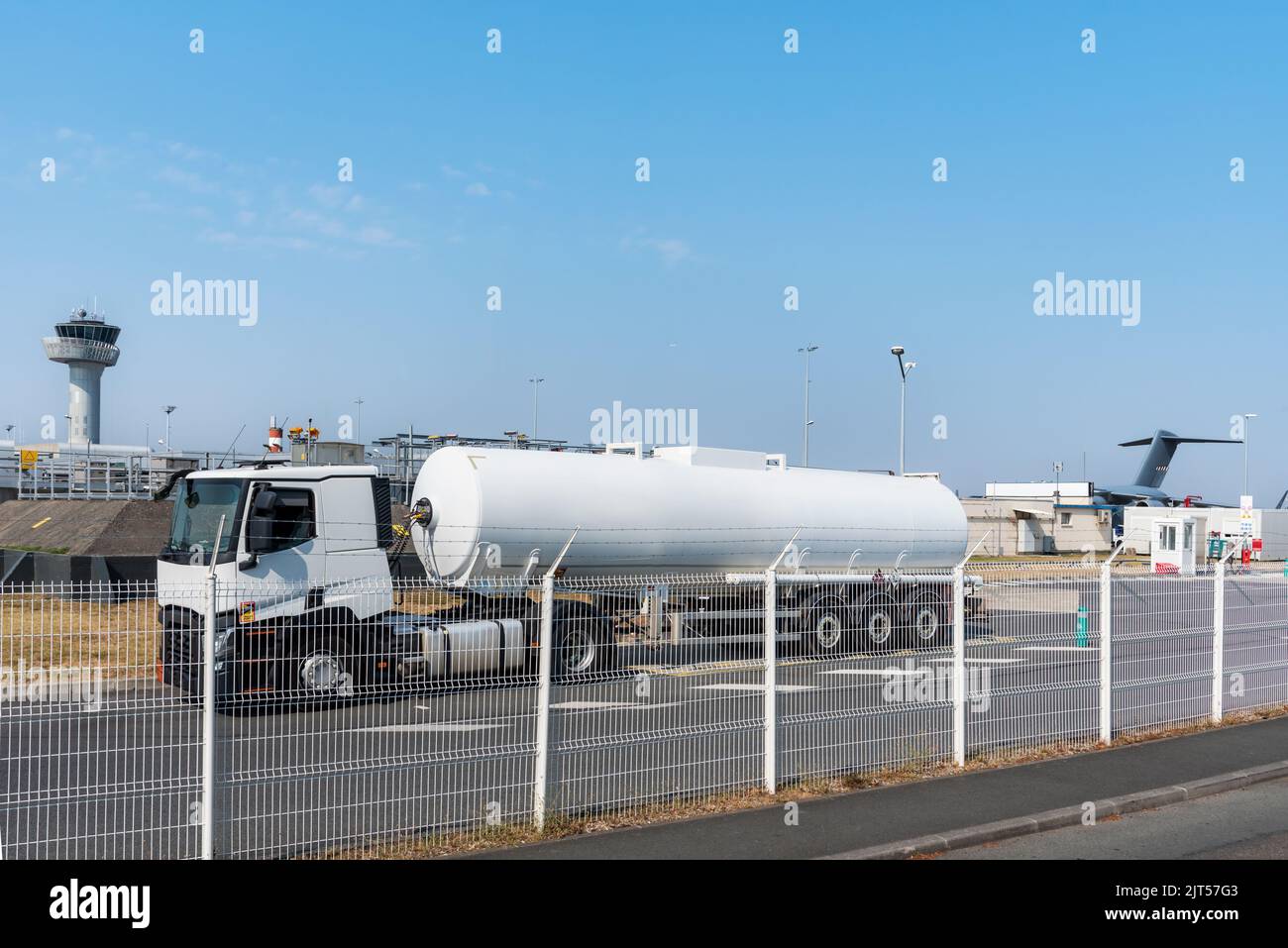 Scarico di una petroliera aerea presso un impianto aeroportuale. Foto Stock