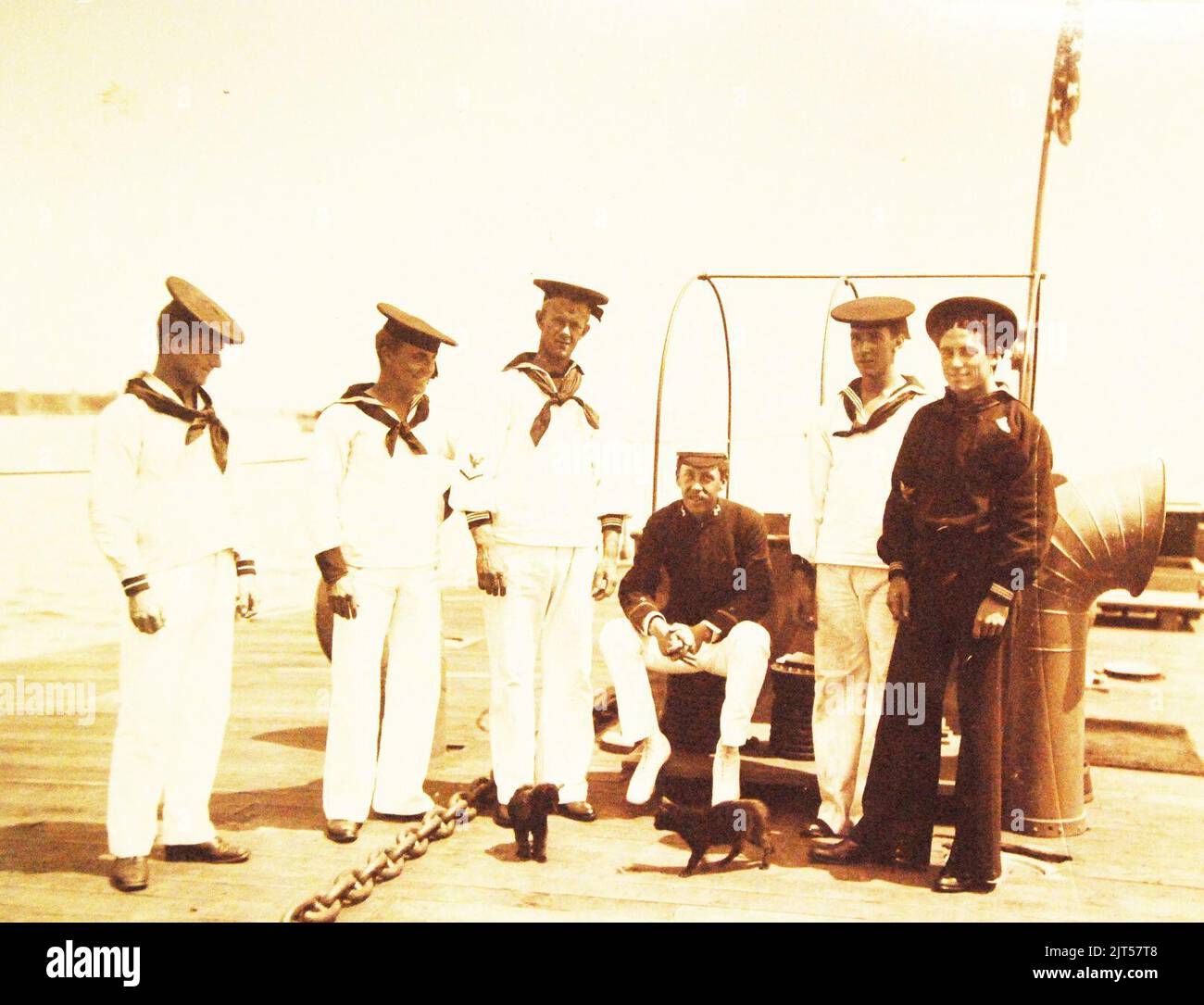 Monitor in ferro della Marina statunitense, USS Nahant, mascotte uomo e nave (25607102400). Foto Stock