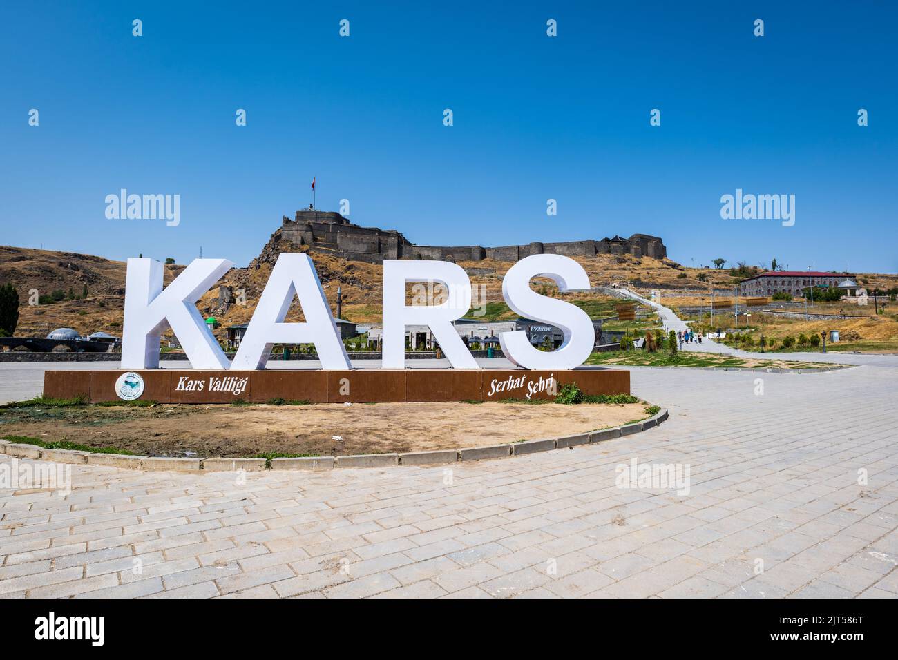 Kars, Turchia - 2022 agosto: Castello di Kars e monumento per i turisti nel centro di Kars, Turchia. Foto Stock