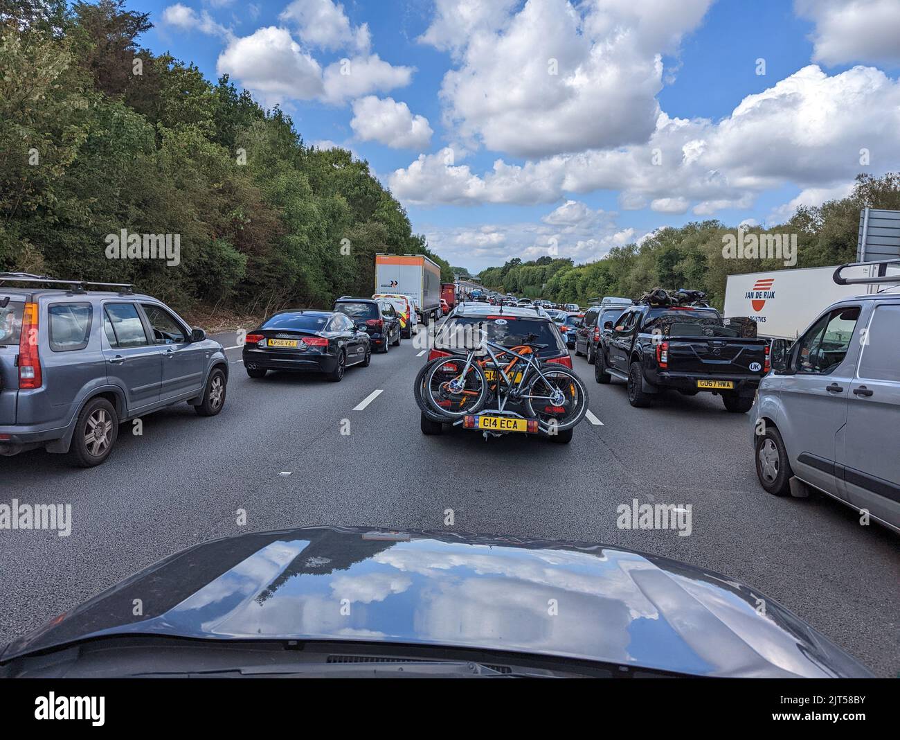 Il traffico è fermo sulla M20 nel Kent, mentre la strada è chiusa a seguito di un incendio Foto Stock
