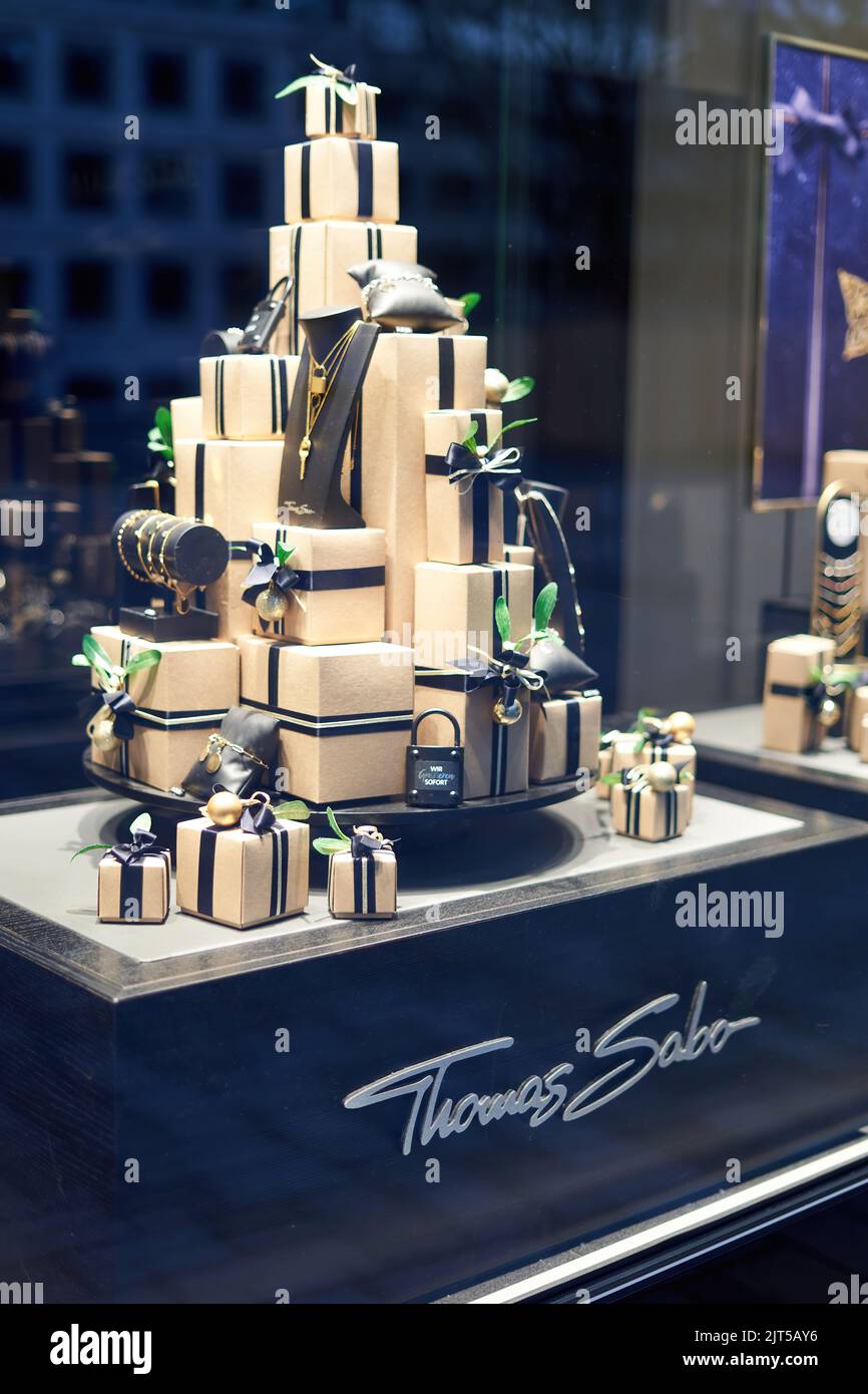 Stoccarda, Germania - 6 gennaio 2022: Thomas Sabo gioielleria. Vetrina decorata a Natale con regali a forma di piramide. Foto Stock
