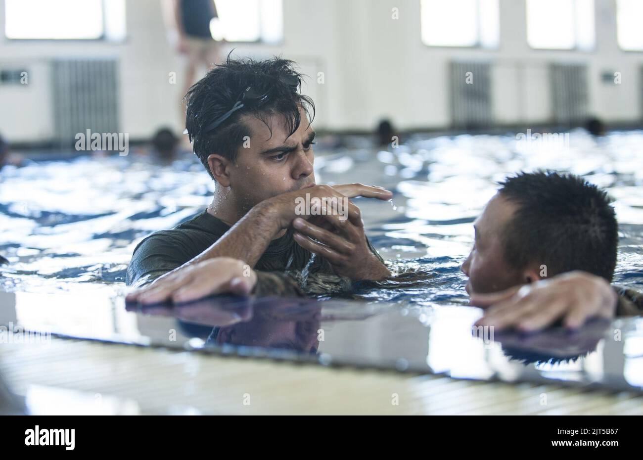 U.S. Reconnaissance Marines, i soldati mongoli allenano le tecniche di base per la sopravvivenza dell'acqua durante Khaan quest 2016 160526 Foto Stock