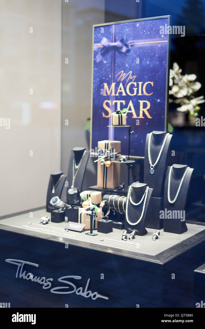 Stoccarda, Germania - 6 gennaio 2022: Thomas Sabo gioielleria. Vetrina con gioielli e idee regalo per Natale. Foto Stock