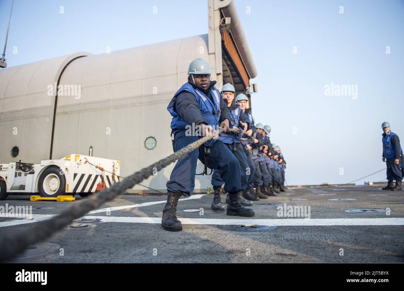I marinai statunitensi assegnati alla nave portuale di trasporto anfibio USS Denver (LPD 9) rimorchiano una linea mentre effettuano un rifornimento in mare con l'oliatore di rifornimento della flotta USNS Rappahannock (T-AO 204) nella Cina orientale 140327 Foto Stock
