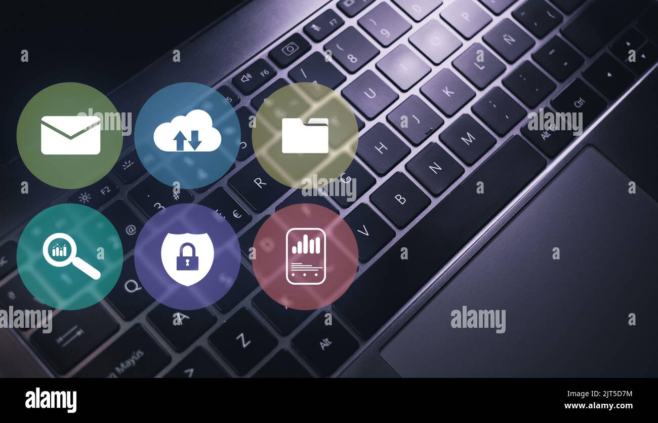 Concetto di sistema di gestione dei documenti con spazio di copia. Database di documentazione online e automazione dei processi per gestire i file in modo efficiente. Tastiera del computer portatile Foto Stock