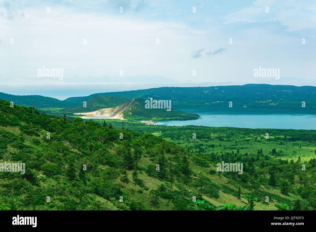 Vista sulla caldera del vulcano Golovnin con laghi caldi sull'isola di Kunashir Foto Stock