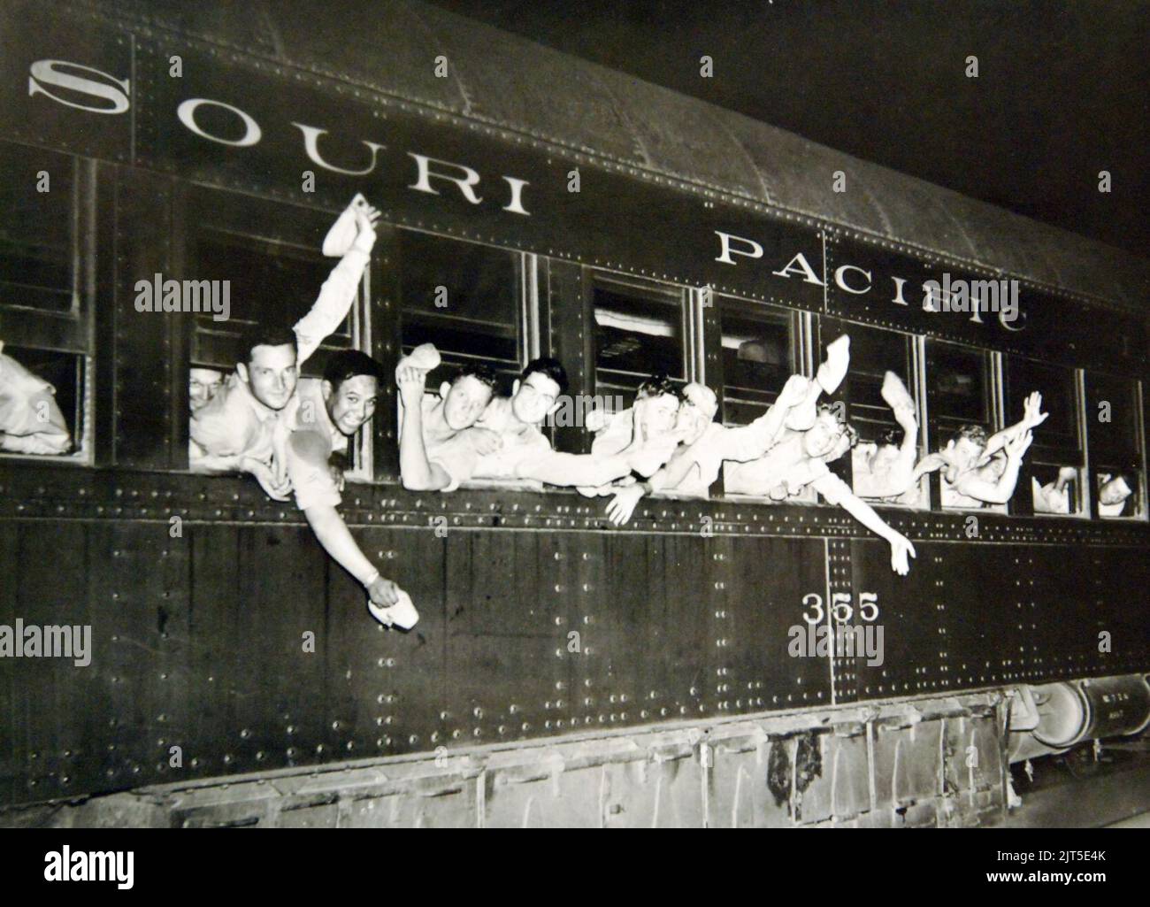 I soldati statunitensi si salutano, il treno americano della truppa lascia un campo militare del Midwest degli Stati Uniti, la seconda guerra mondiale (34624799271). Foto Stock