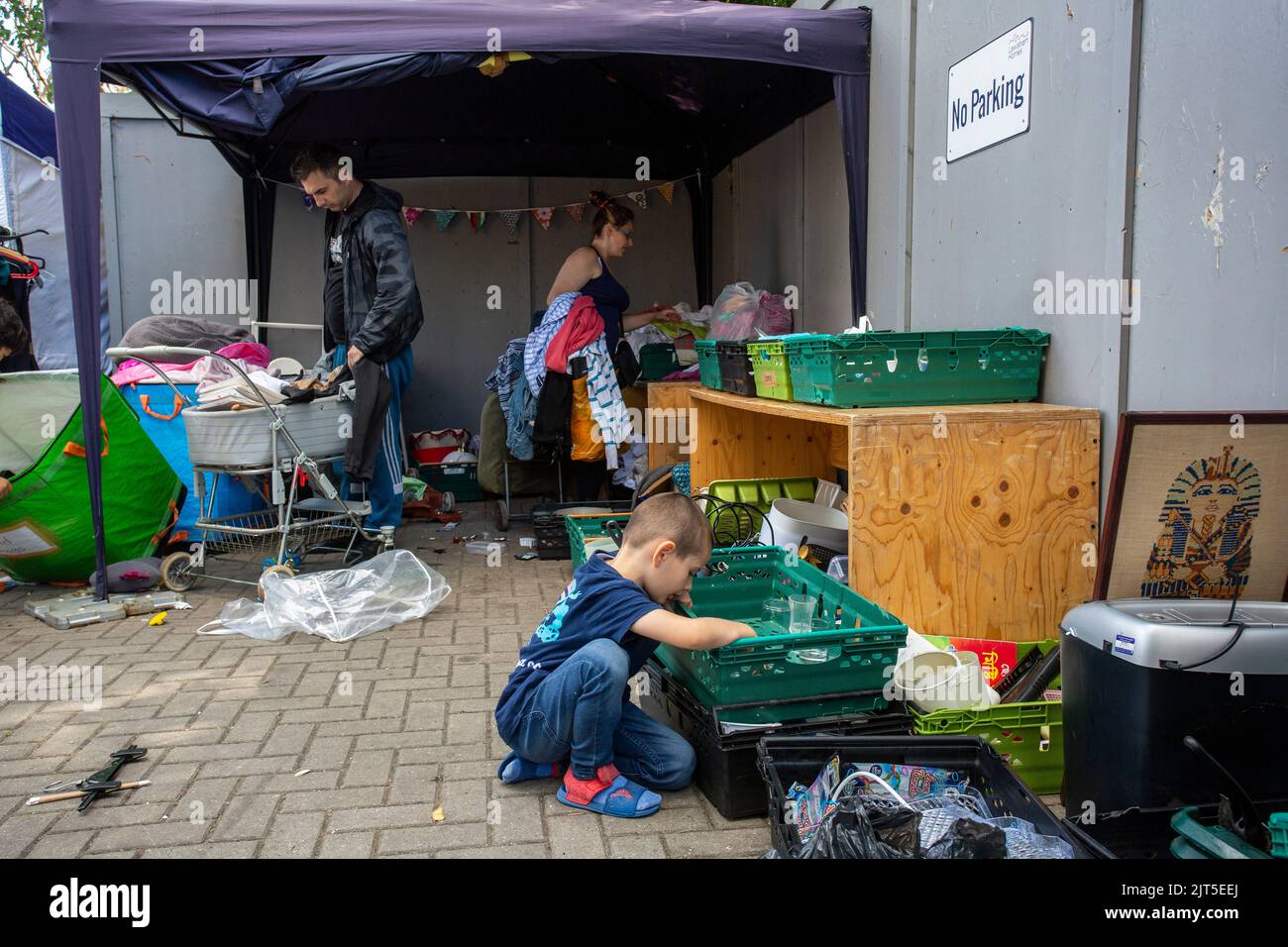 Famiglia in cerca di vestiti presso Lewisham Donation Hub a Londra , Inghilterra . Foto Stock