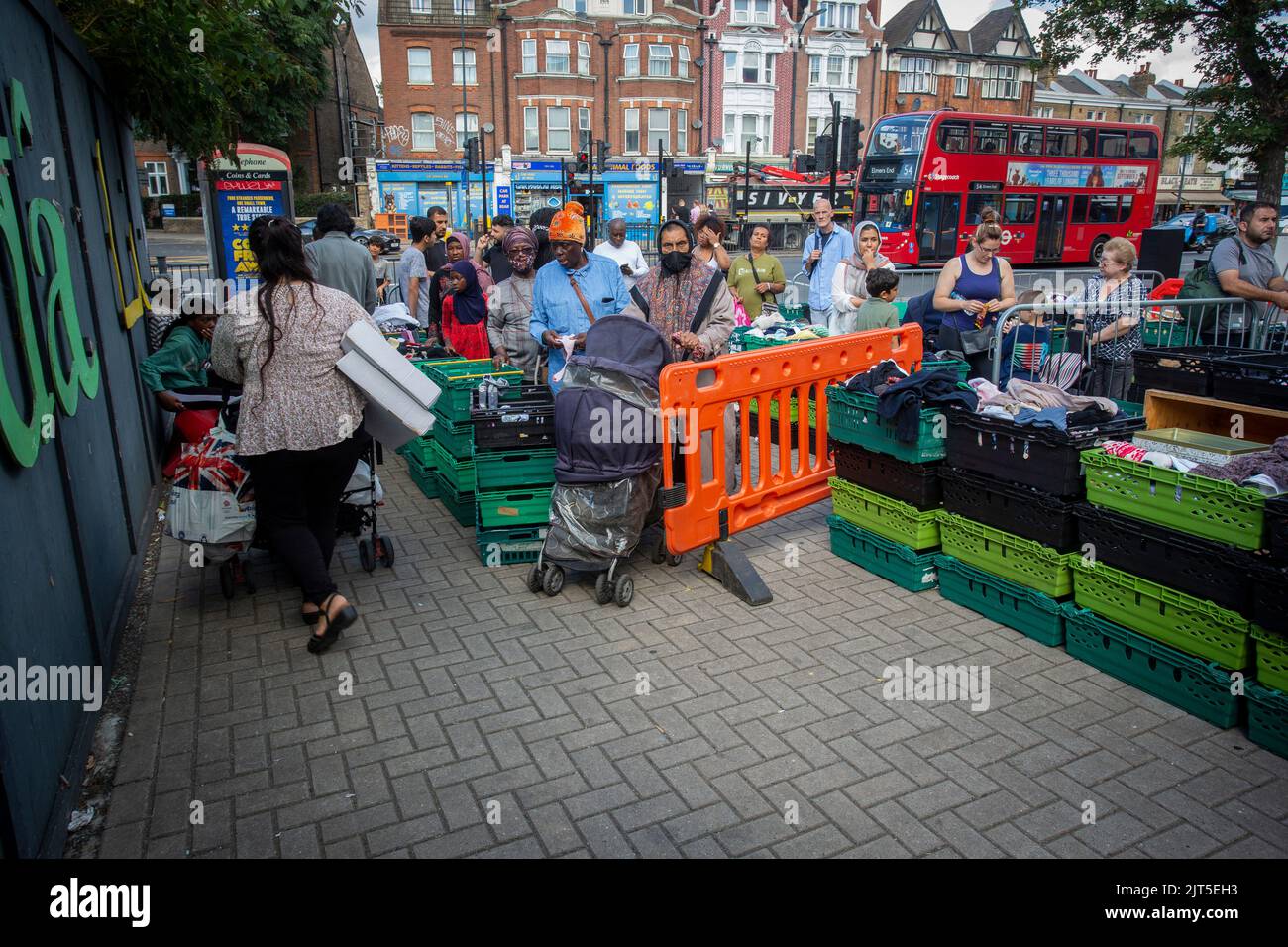 Londra ,24 agosto 2022, Peopel in coda presso la Food Bank di Londra, Inghilterra. Foto Stock