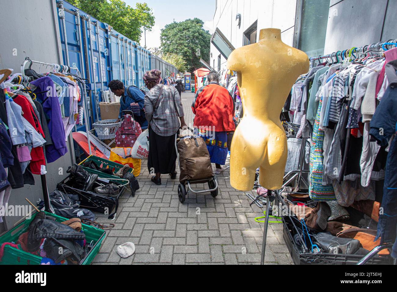 24th agosto 2022 , donna africana al Lewisham Donation Hub , Londra Inghilterra . Foto Stock